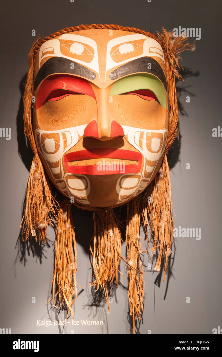 Maschera in Haida Heritage Center a Kaay Llnagaay, Haida Gwaii (Queen Charlotte isole), British Columbia, Canada, America del Nord Foto Stock