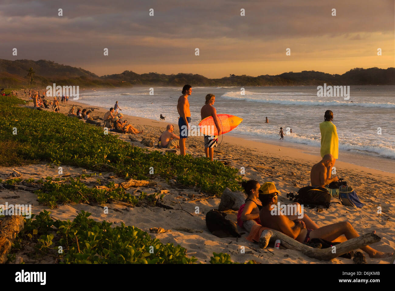 Tradizionale raduno al tramonto su Playa Guiones beach, Nosara, Nicoya peninsula, provincia di Guanacaste, Costa Rica, America Centrale Foto Stock