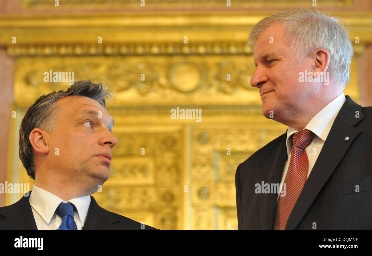 Il Premier della Baviera Horst Seehofer (CSU, R) e il Primo Ministro ungherese Viktor Orban dare un comunicato stampa al Prinz-Carl-Palais a Monaco di Baviera, Germania, 22 marzo 2012. Orban il governo sta attualmente affrontando le critiche provenienti da Bruxelles a causa di modifiche alla costituzione che considera gritics antidemocratica e perché la sua politica finanziaria. Foto: ANDREAS GEBERT Foto Stock