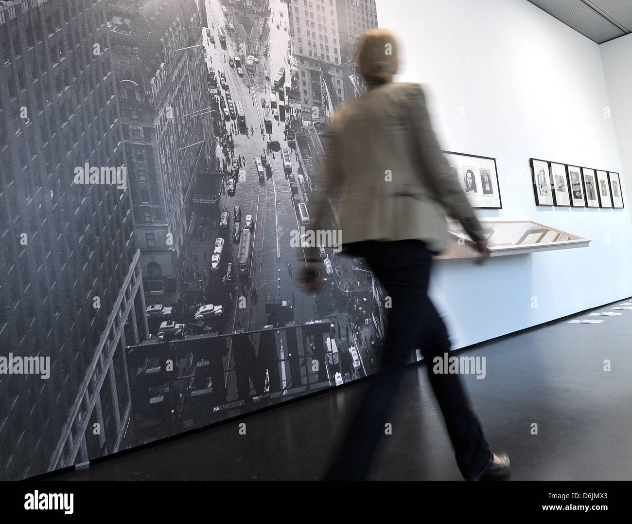 Un visitatore passeggiate passato "Times Square sotto la pioggia " da Lou Stoumen a Burroughs mostra al ZKM di Karlsruhe in Germania, 22 marzo 2012. Il museo della nuova arte presso il Centro per l arte e Mediatechnologies (ZKM) mostra William S. Burroughs' non-opera letteraria per la prima volta. La mostra "Il nome è Burroughs - supporto espanso' verrà visualizzato multi-media funziona da Burroughs da 2 Foto Stock