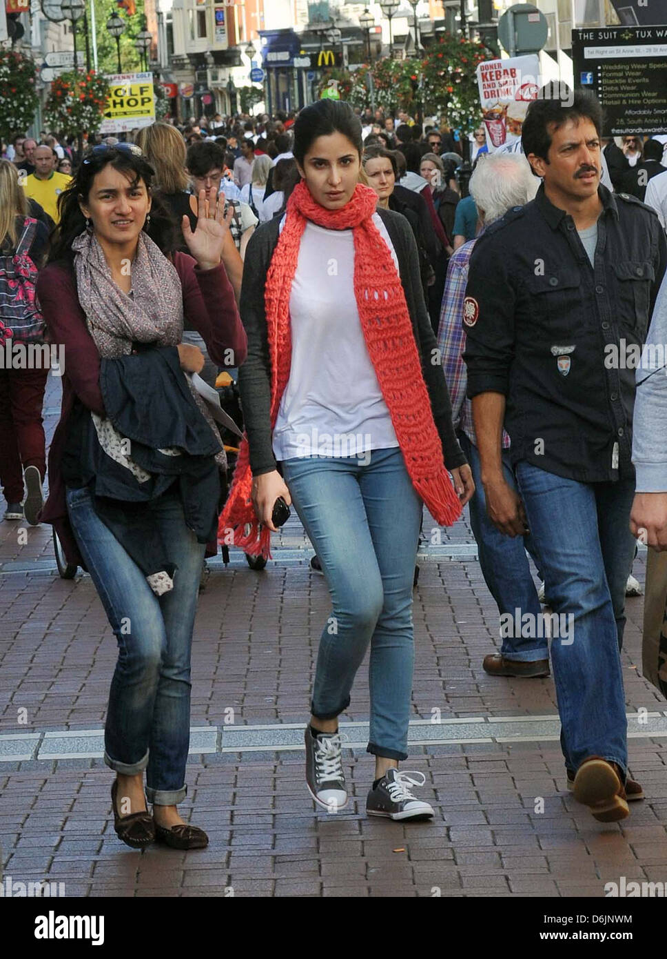 Bollywood attrice Katrina Kaif e direttore Kabir Khan eludere i paparazzi mentre negozi di Grafton Street Dublin, Irlanda - Foto Stock