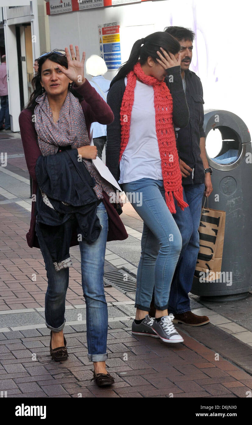 Bollywood attrice Katrina Kaif e direttore Kabir Khan eludere i paparazzi mentre negozi di Grafton Street Dublin, Irlanda - Foto Stock