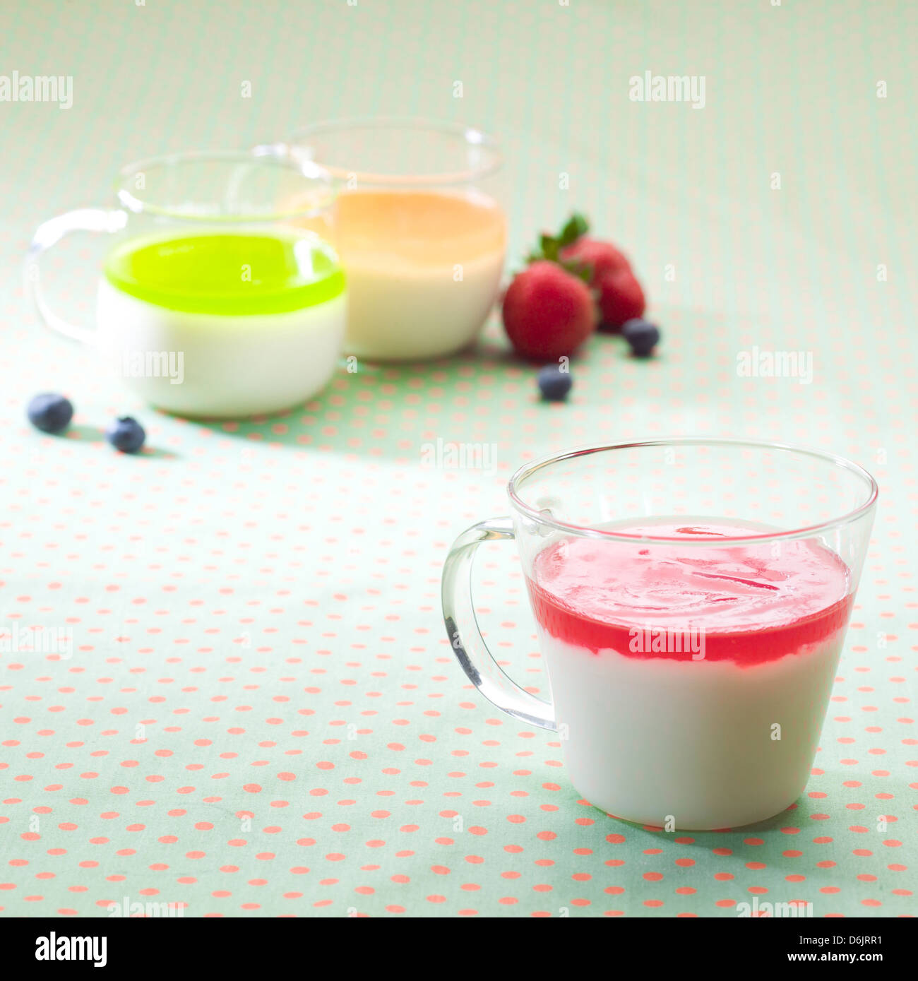 Tazza di yogurt topping con gelatina di lamponi Foto Stock