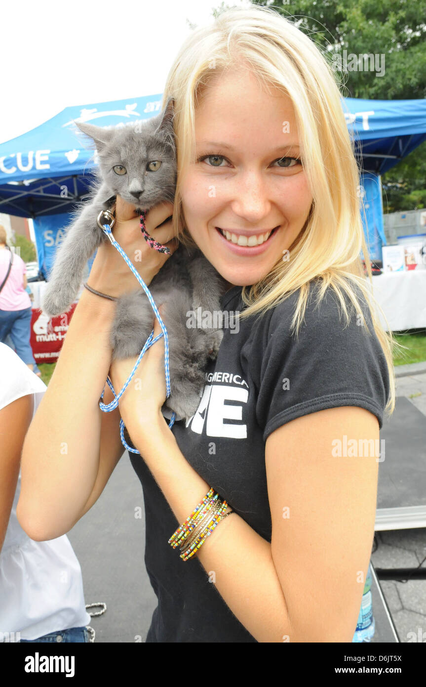 Jen Araki Beth Stern ospita la celebrità Rescue Rally Pet adozione evento - Mutt-i-grees Mania tenutosi a Hudson River Park fiducia, Foto Stock