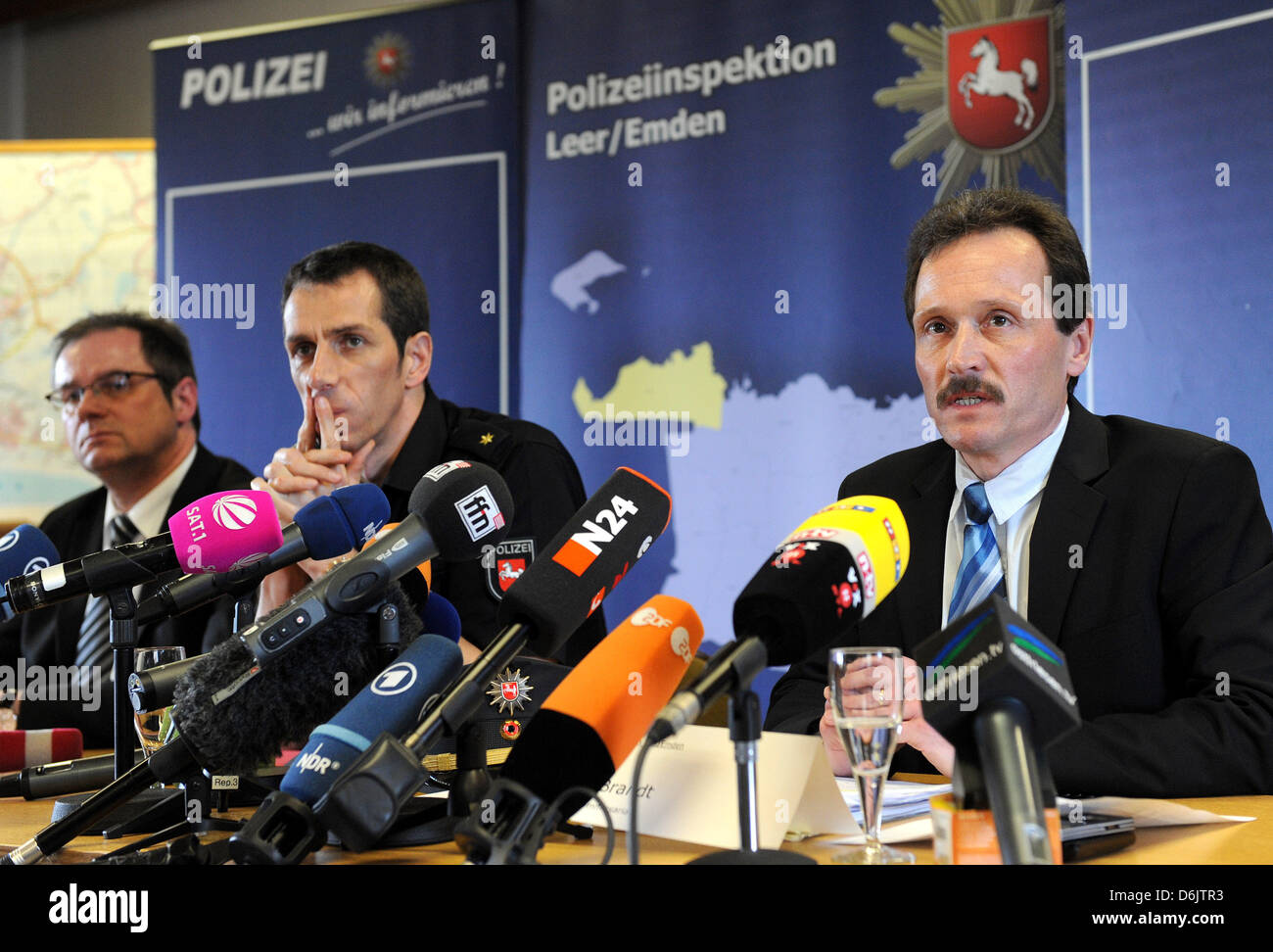 Procuratore Bernard Suedbeck (L-R), Consigliere penale Martin Lammers e capo della commissione di omicidio Werner Brandt partecipare ad una conferenza stampa circa le indagini sull'assassinio di un 11-anno-vecchia ragazza a Emden, Germania, 26 marzo 2012. Il 24 marzo 2012 il corpo della ragazza era stato trovato in un garage per il parcheggio a Emden. Foto: INGO WAGNER Foto Stock