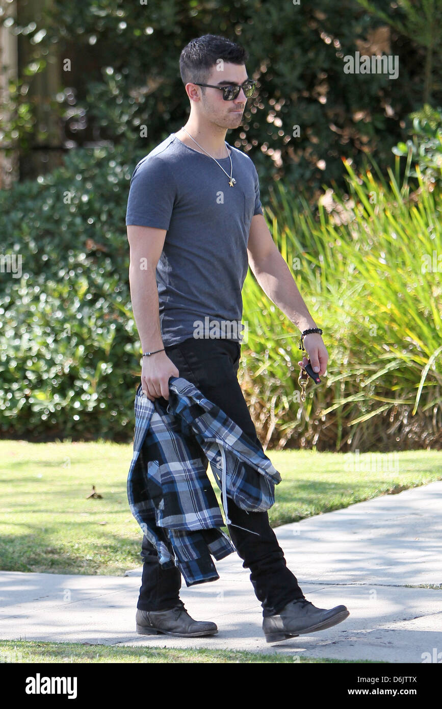 Joe Jonas di buon umore come egli lascia Kings Road Cafe dopo aver brunch con amici di Los Angeles, California - 02.11.11 Foto Stock