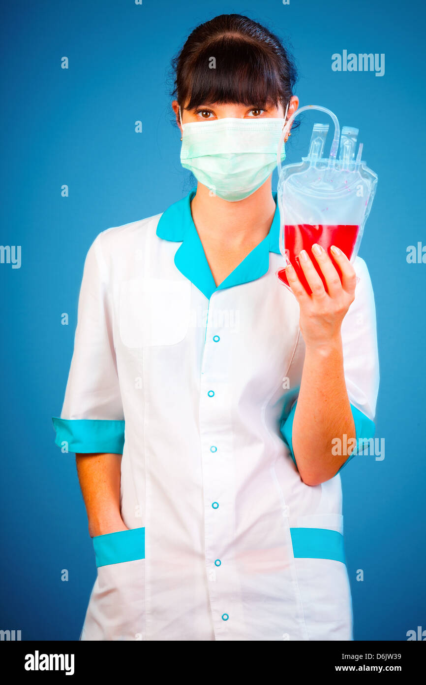 Medico con un pacchetto di sangue del donatore Foto Stock