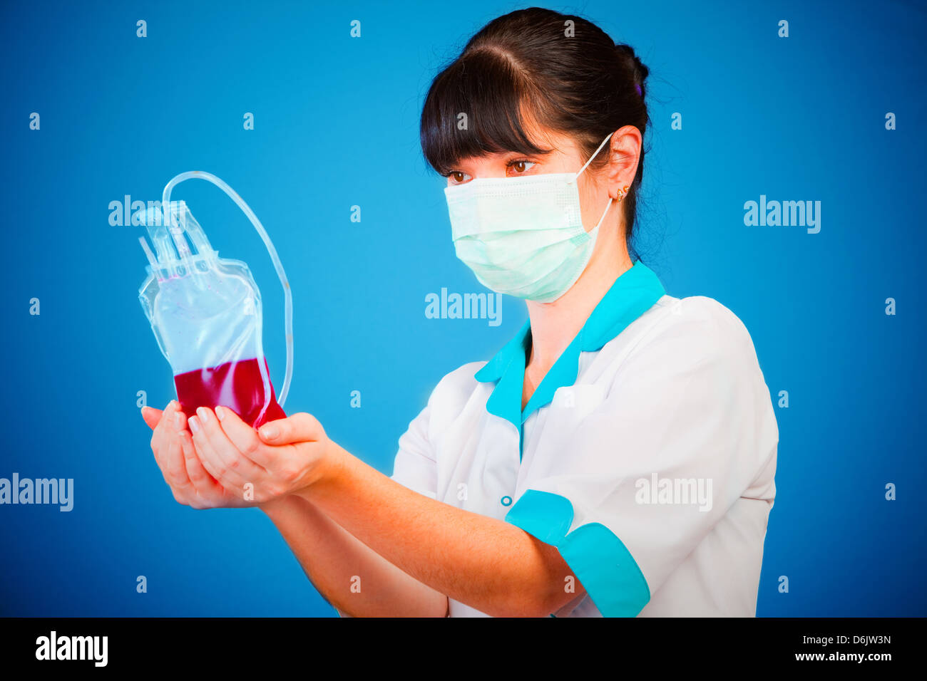 Medico con un pacchetto di sangue del donatore Foto Stock