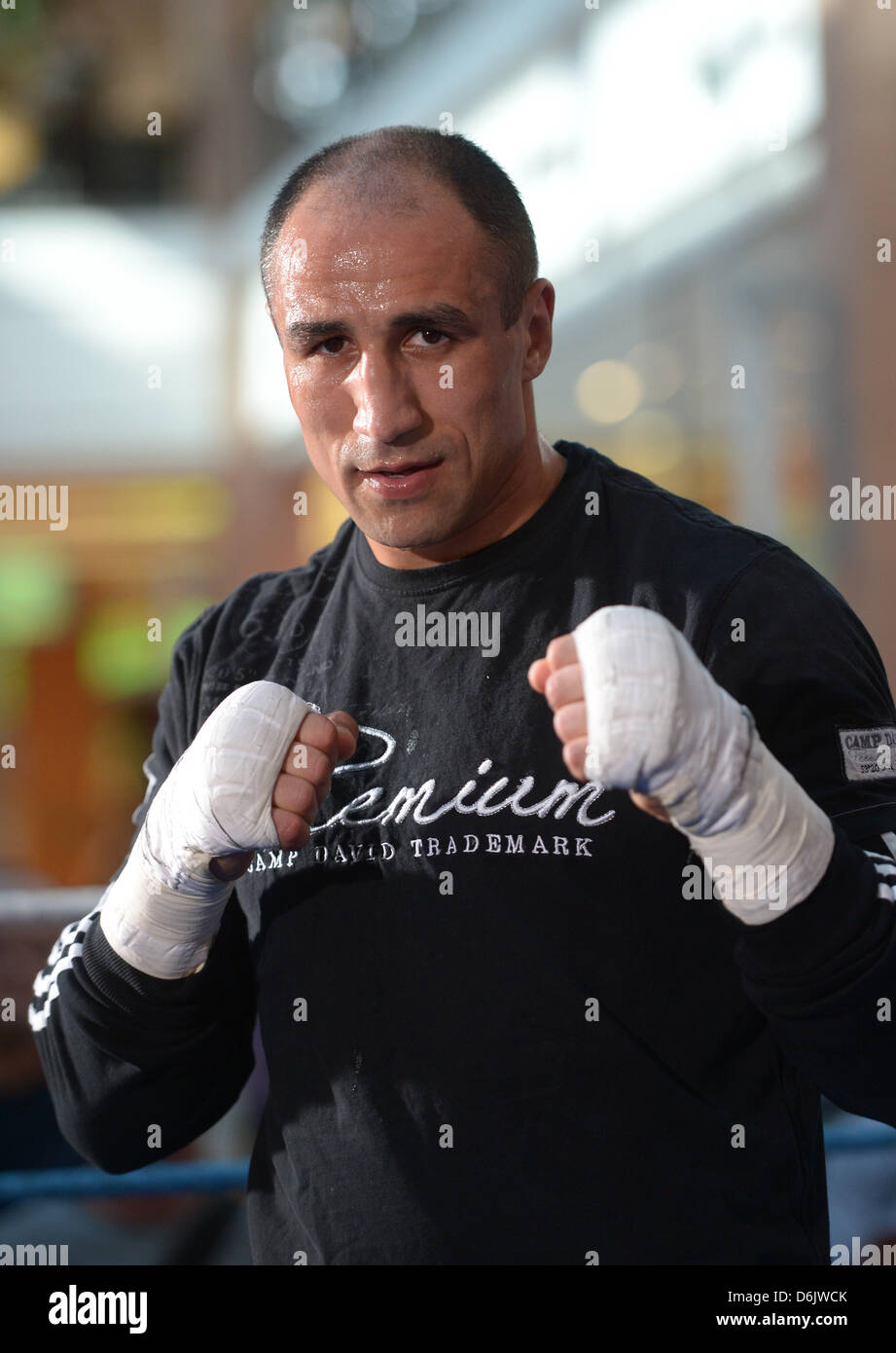 Boxer Arthur Abramo pone durante una pressa di formazione presso un centro commerciale in Kiel, Germania, 27 marzo 2012. Abramo sarà lotta polacco Wilczewski boxer in super middleweight division. La IBF precedente middleweight campione del mondo Abramo vuole avvicinarsi alla sommità della boxe nuovamente con questa lotta. Foto: CHRISTIAN CHARISIUS Foto Stock