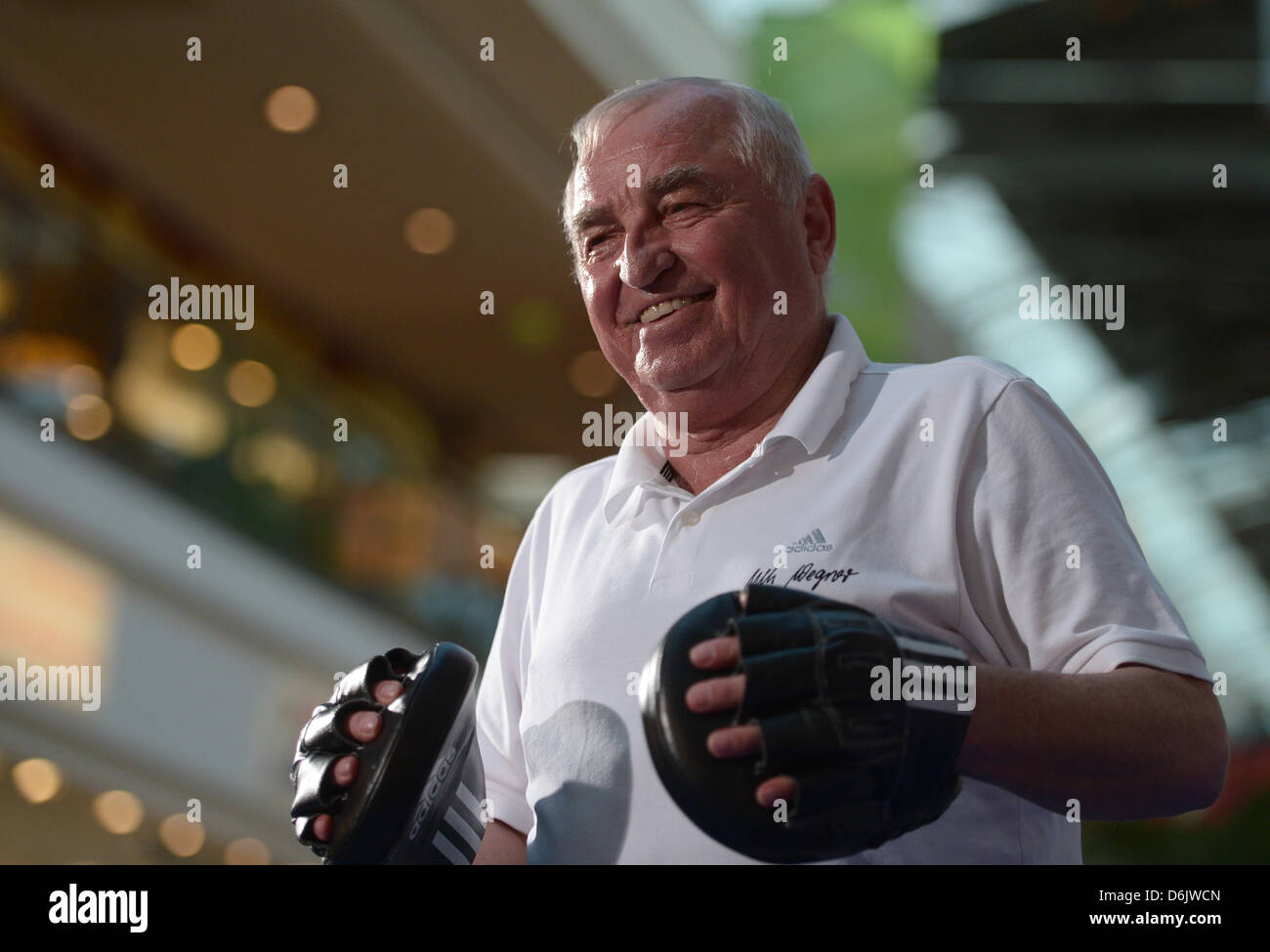 Boxing coach Ulli Wegner treni con i suoi boxer Arthur Abraham durante una pressa di formazione presso un centro commerciale in Kiel, Germania, 27 marzo 2012. Abramo sarà lotta polacco Wilczewski boxer in super middleweight division. La IBF precedente middleweight campione del mondo Abramo vuole avvicinarsi alla sommità della boxe nuovamente con questa lotta. Foto: CHRISTIAN CHARISIUS Foto Stock