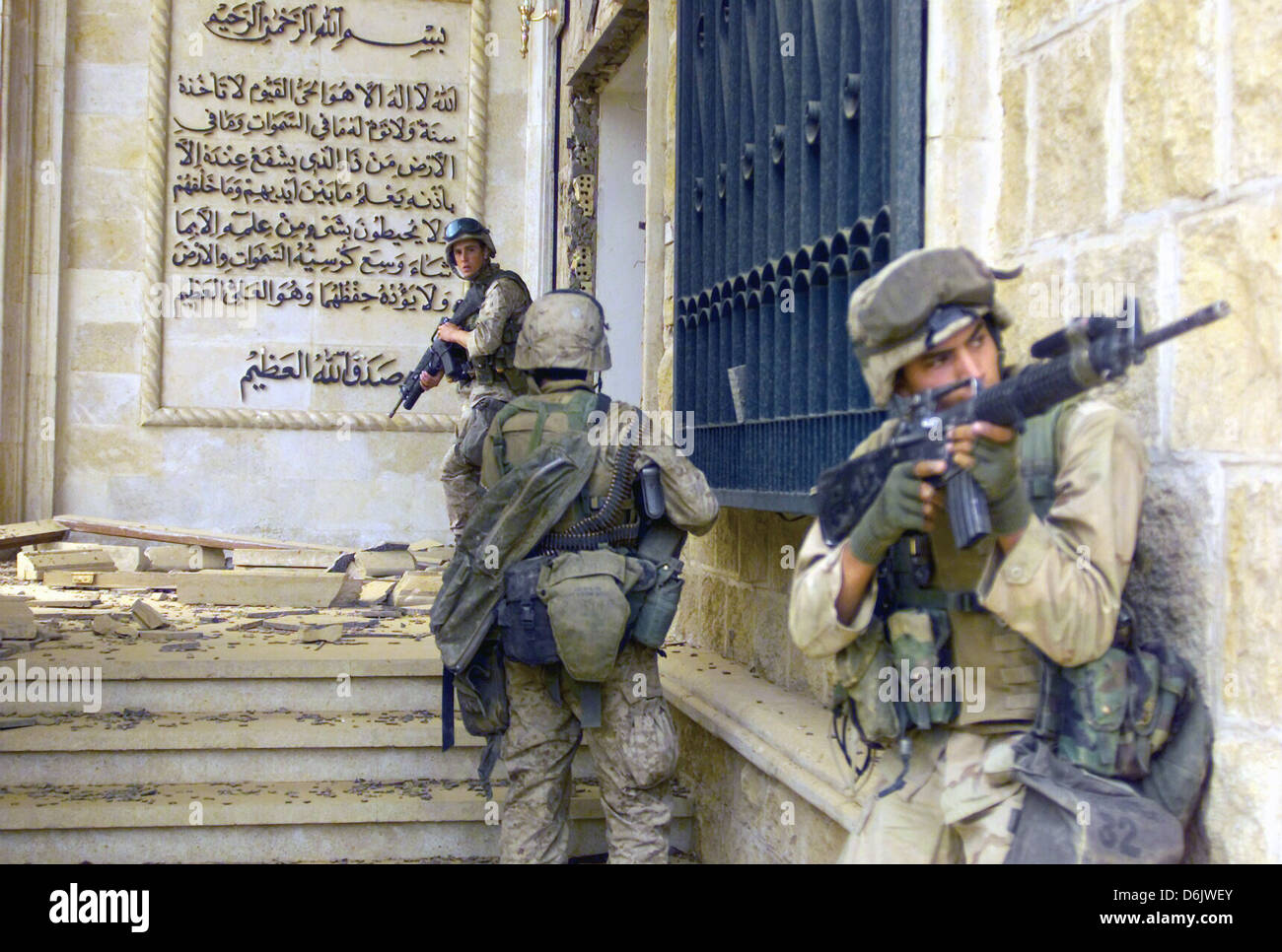 Marines americani coprono ogni altro che si preparano a entrare in uno dei palazzi di Saddam Hussein durante l'Operazione Iraqi Freedom Aprile 9, 2003 a Baghdad, Iraq. Foto Stock