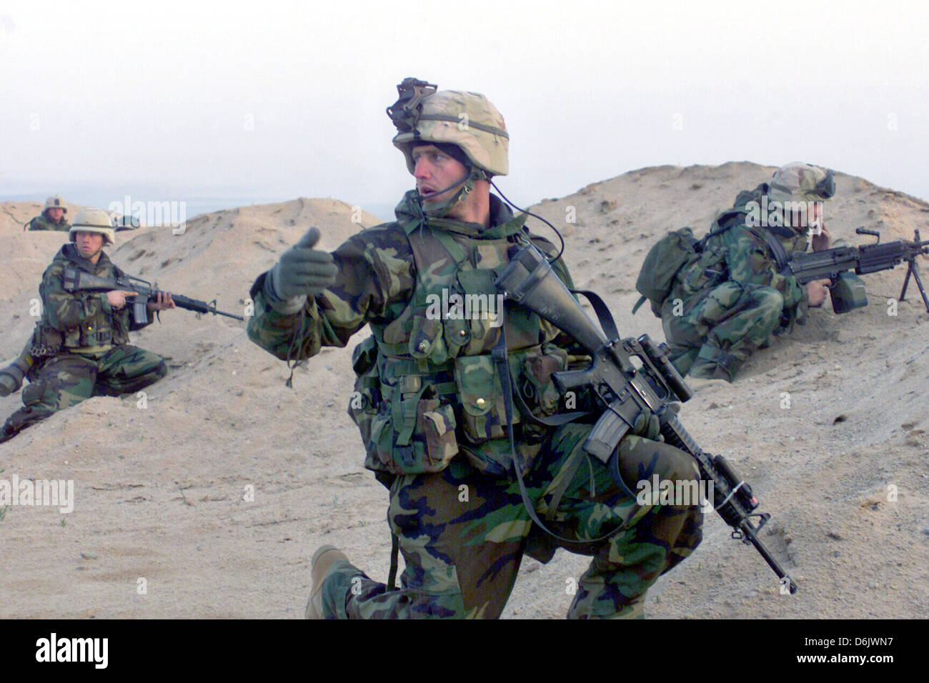 Marines americani Special Operations team posizione durante l'invasione dell'Iraq all'inizio dell'Operazione Iraqi Freedom March 23, 2002 in Zubayr, Iraq. Foto Stock