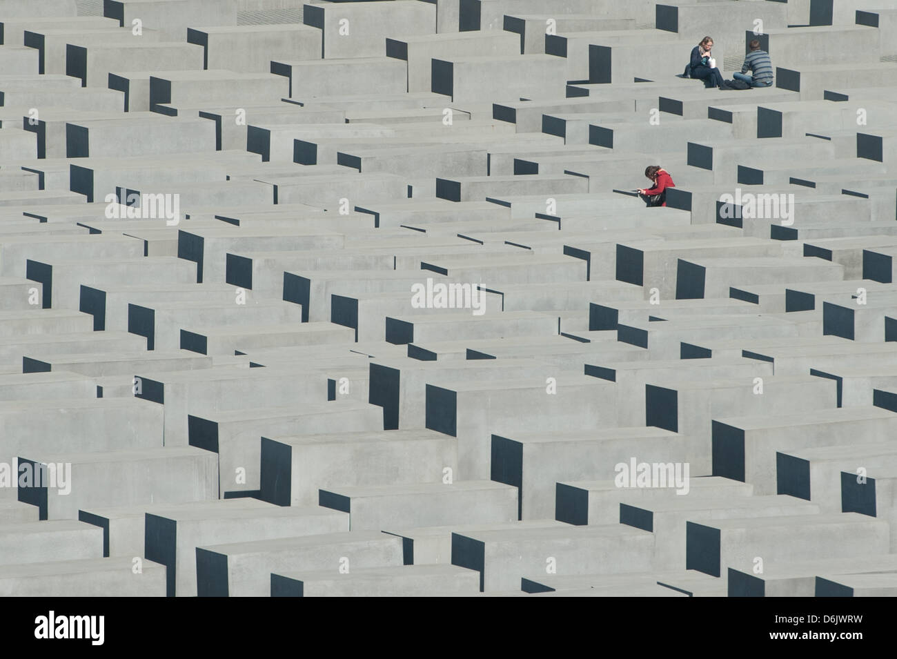 Persone sedersi al sole sulla stele del monumento commemorativo dell'Olocausto a Berlino, Germania, 28 marzo 2012. Meteorologi predire meno sole e temperature intorno ai 11 gradi centigradi per Berlino nei prossimi giorni. Foto: SEBASTIAN KAHNERT Foto Stock