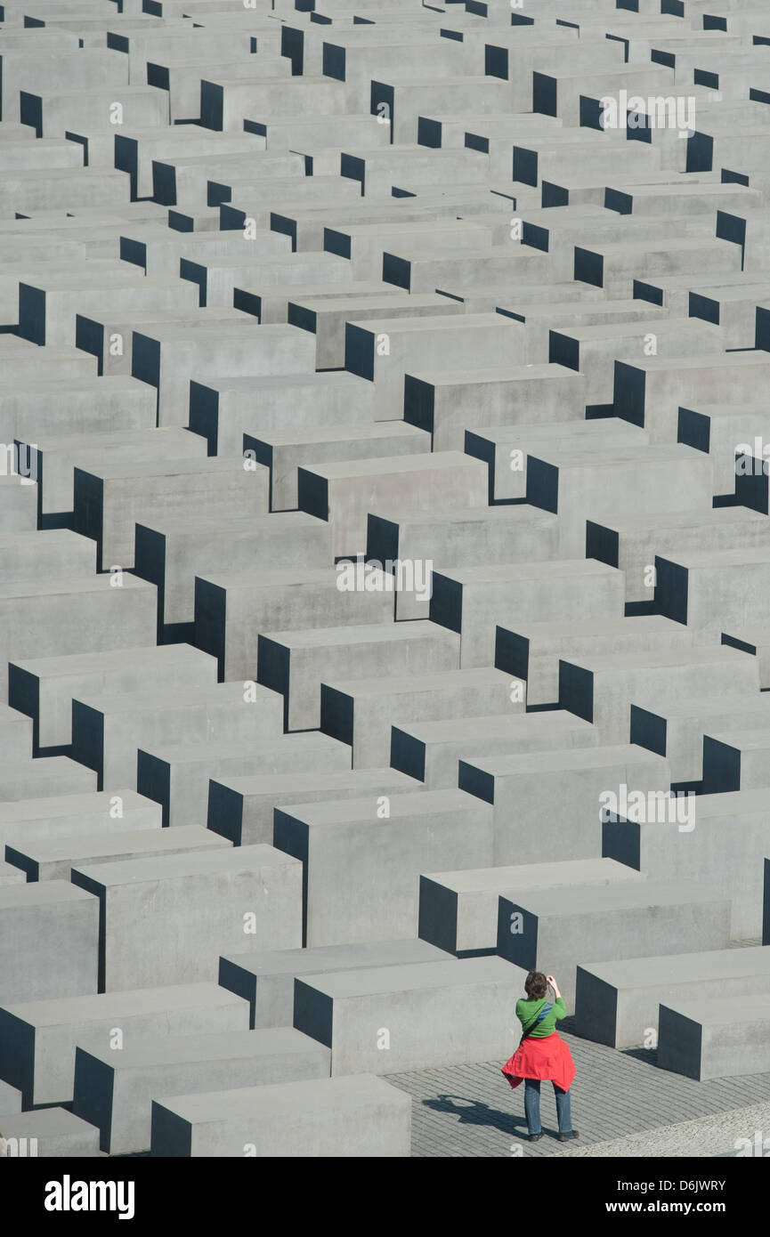 Una donna prende le immagini della stele del Memoriale dell Olocausto a Berlino, Germania, 28 marzo 2012. Meteorologi predire meno sole e temperature intorno ai 11 gradi centigradi per Berlino nei prossimi giorni. Foto: SEBASTIAN KAHNERT Foto Stock