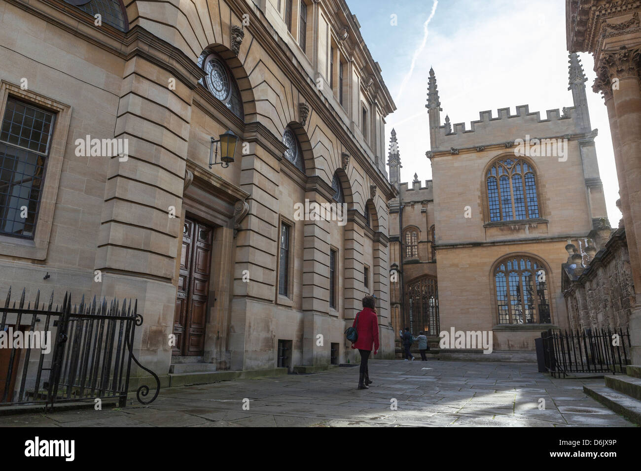 Girovagando passato il Sheldonian Theatre verso la Libreria di Bodleian, Oxford, Oxfordshire, England, Regno Unito, Europa Foto Stock