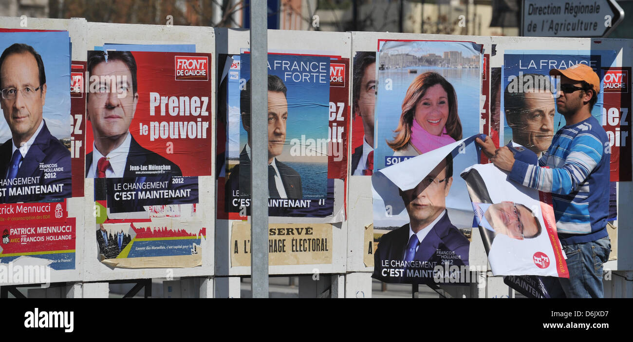 Un uomo mette su manifesti elettorali dei candidati per le elezioni presidenziali in Marseille, Francia, 28 marzo 2012. Le elezioni presidenziali in Francia inizia il 22 aprile 2012. Ballottaggio finale è prevista per il 06 maggio 2012. Foto: Andreas Gebert Foto Stock