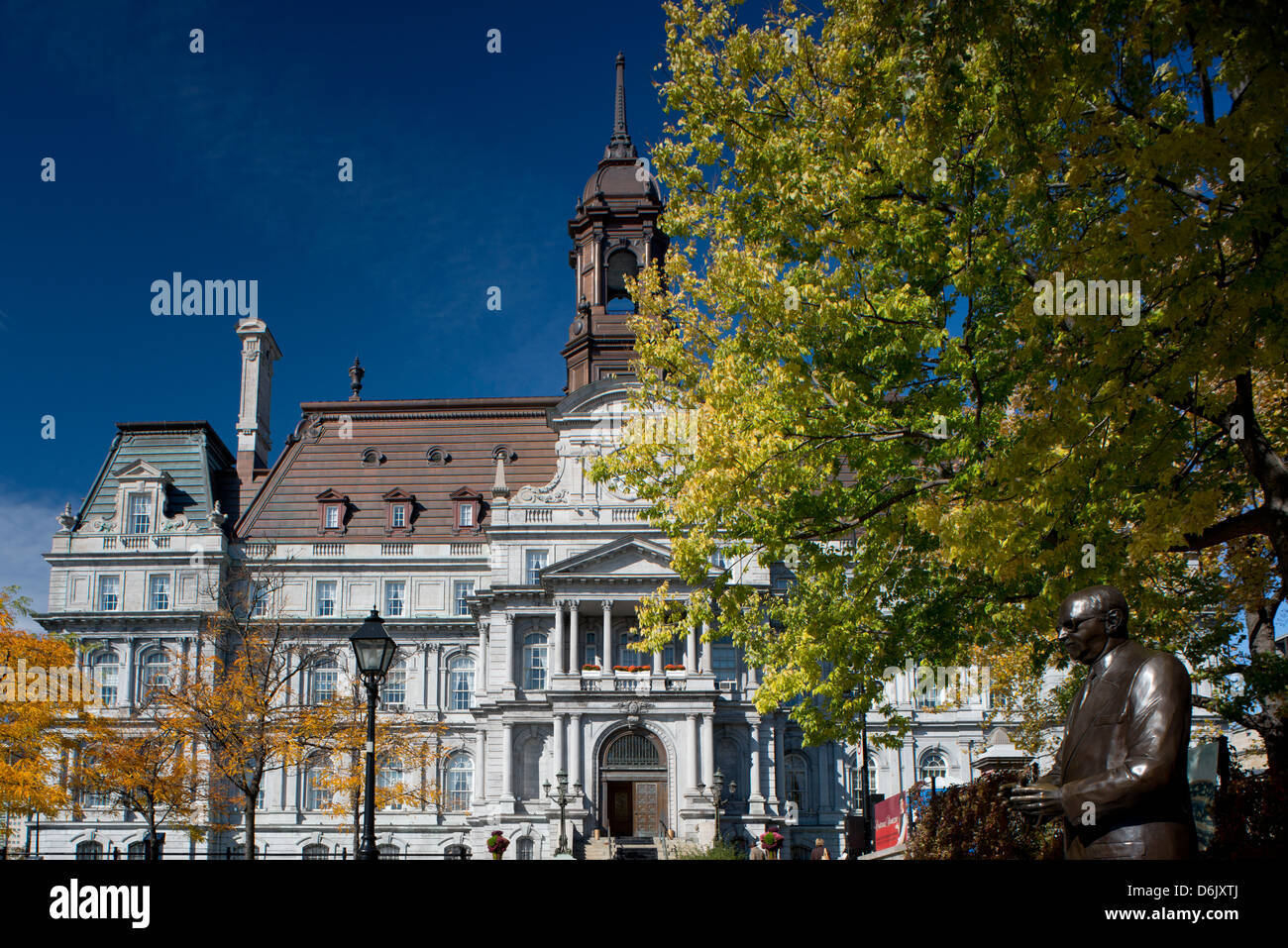 L' Hotel de ville circondate da fogliame di autunno, Montreal, Provincia di Quebec, Canada, America del Nord Foto Stock