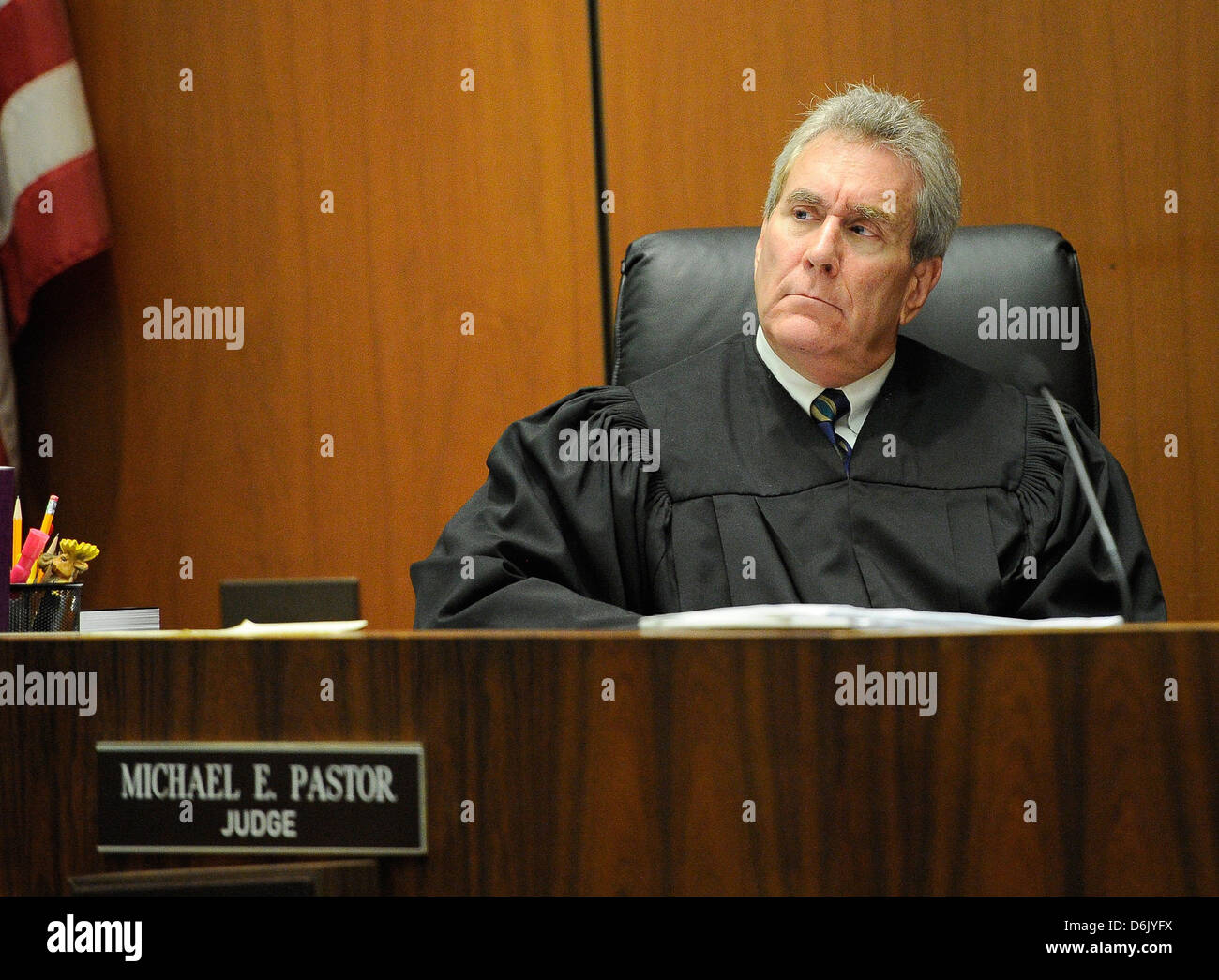 Giudice Michael pastore ascolta durante il redirect cross-Esame del dottor Paolo Bianchi (non mostrato) nello stadio finale di Foto Stock