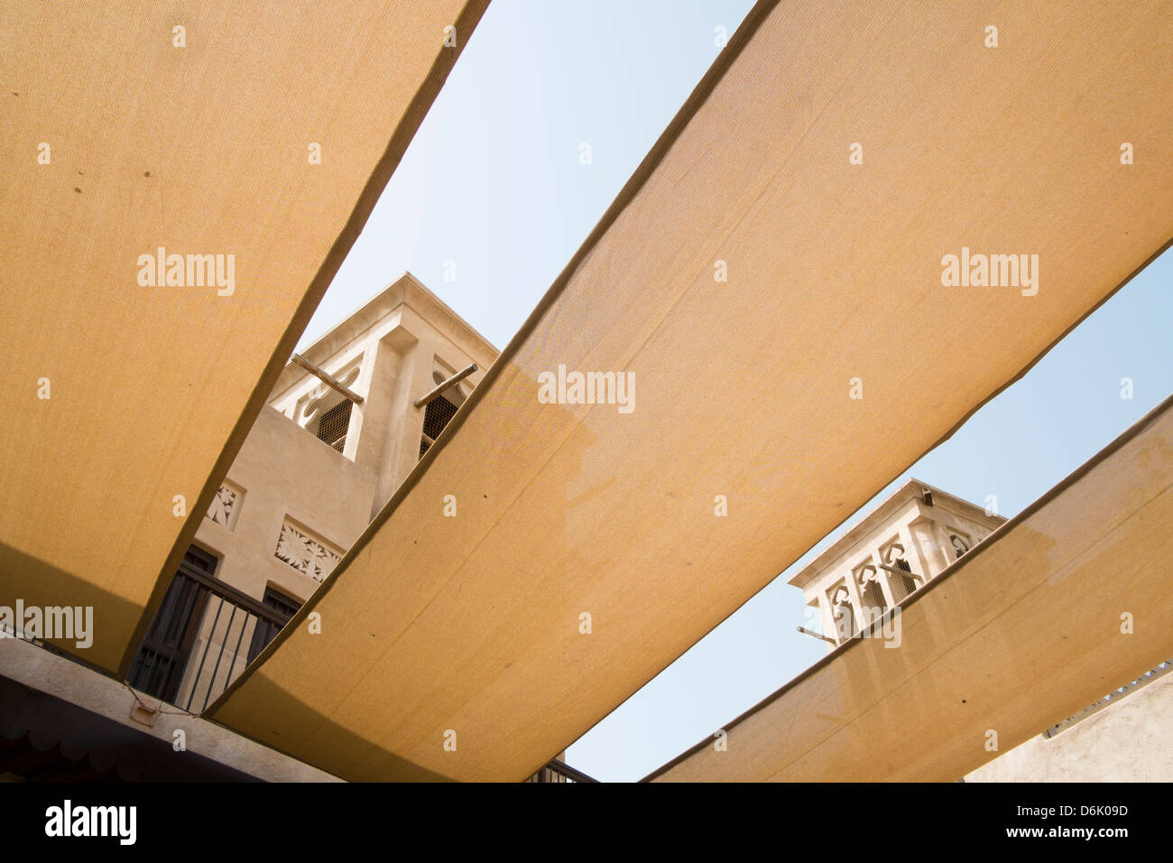 Torri del vento visto attraverso il telo parasole nel cortile del Museo della moneta in Al Bastakiya storico quartiere di Bur Dubai Regno Ar Foto Stock