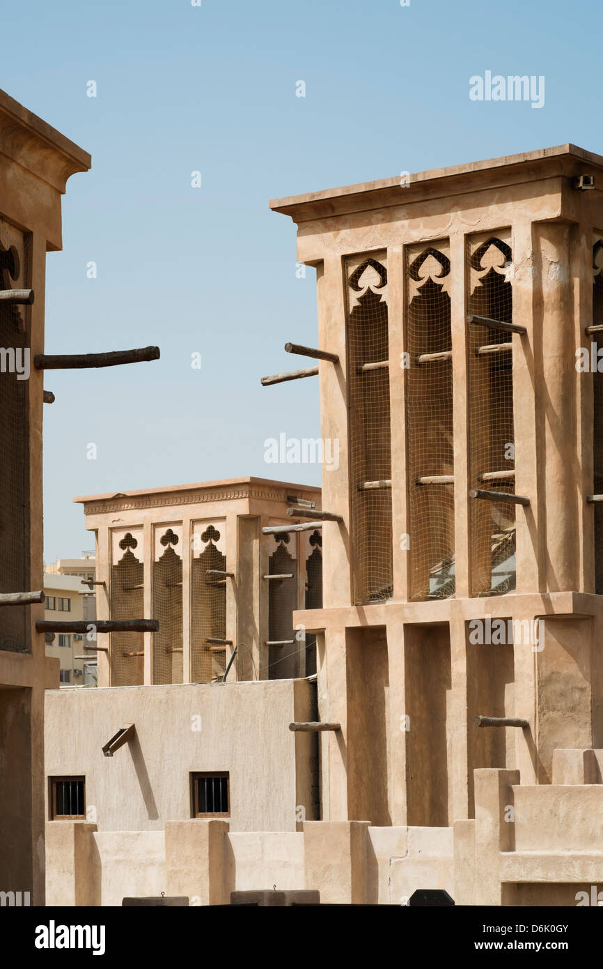 Tradizionale architettura storica con torri del vento in Al Bastakiya storico quartiere di Bur Dubai Emirati Arabi Uniti Foto Stock