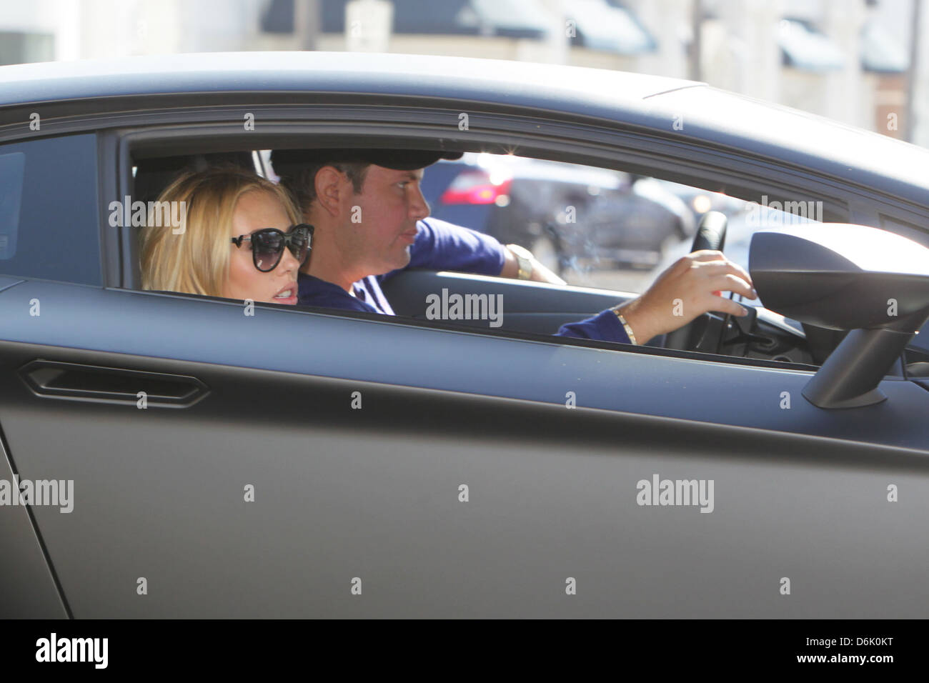 James Stunt e Petra Ecclestone lasciando E. Baldi ristorante a Beverly Hills dopo a pranzo con gli amici. Agli sposi novelli Foto Stock
