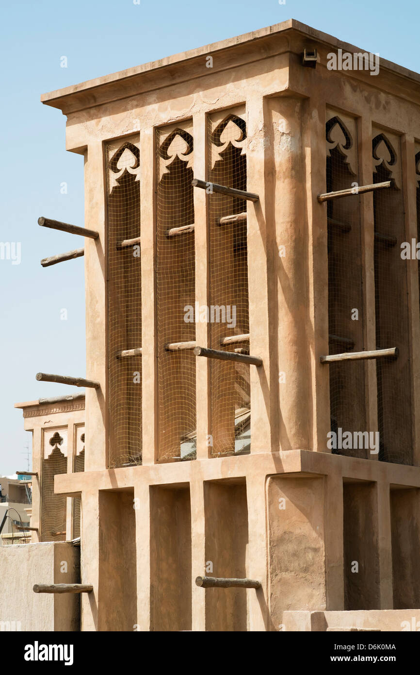 Tradizionale architettura storica con torre eolica in Al Bastakiya storico quartiere di Bur Dubai Emirati Arabi Uniti Foto Stock