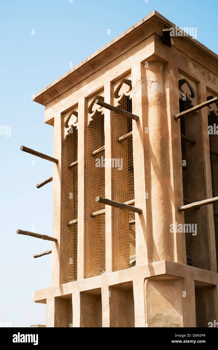 Tradizionale architettura storica con torre eolica in Al Bastakiya storico quartiere di Bur Dubai Emirati Arabi Uniti Foto Stock