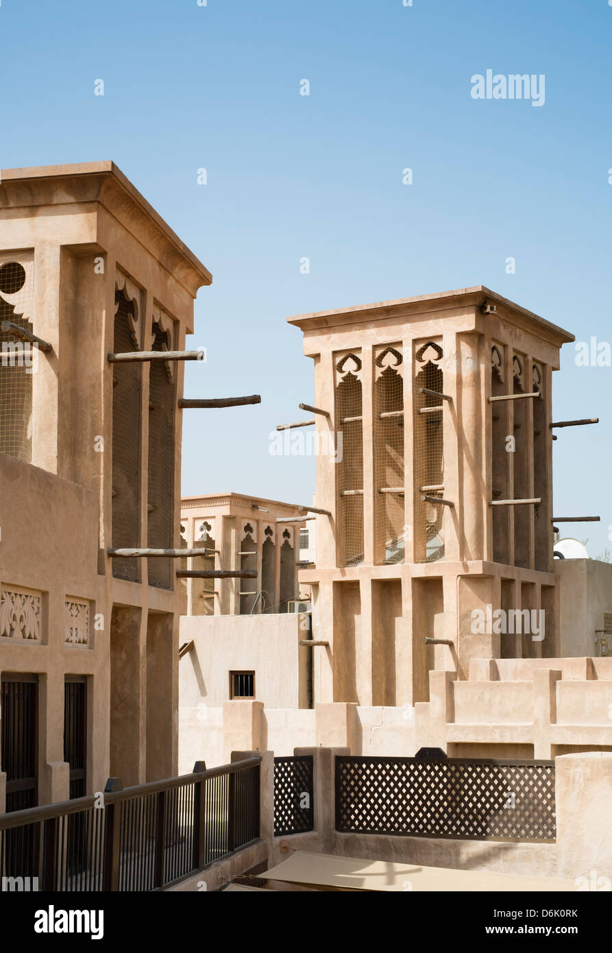 Tradizionale architettura storica con windtowers in Al Bastakiya storico quartiere di Bur Dubai Emirati Arabi Uniti Foto Stock