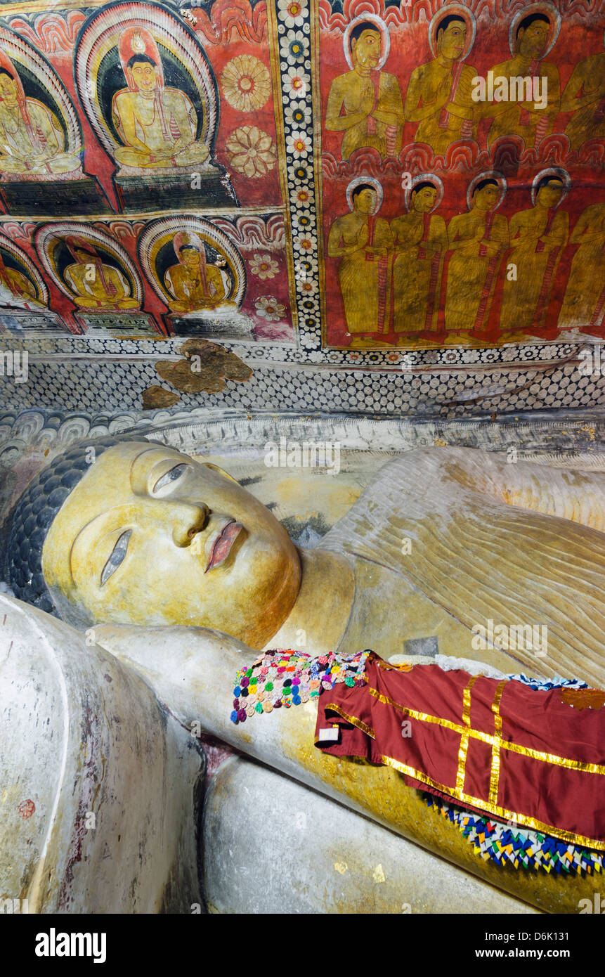 Statue di Buddha in grotta 1 grotta, templi, Sito Patrimonio Mondiale dell'UNESCO, Dambulla, Nord provincia centrale, Sri Lanka, Asia Foto Stock