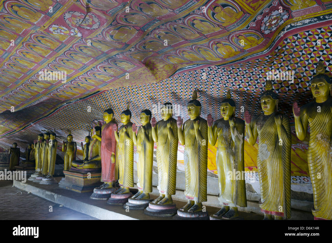 Statue di Buddha in grotta 2 grotta, templi, Sito Patrimonio Mondiale dell'UNESCO, Dambulla, Nord provincia centrale, Sri Lanka, Asia Foto Stock