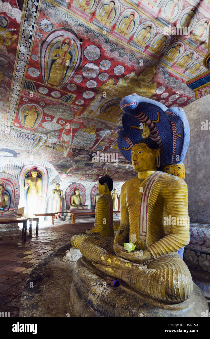 Statue di Buddha in grotta 2 grotta, templi, Sito Patrimonio Mondiale dell'UNESCO, Dambulla, Nord provincia centrale, Sri Lanka, Asia Foto Stock