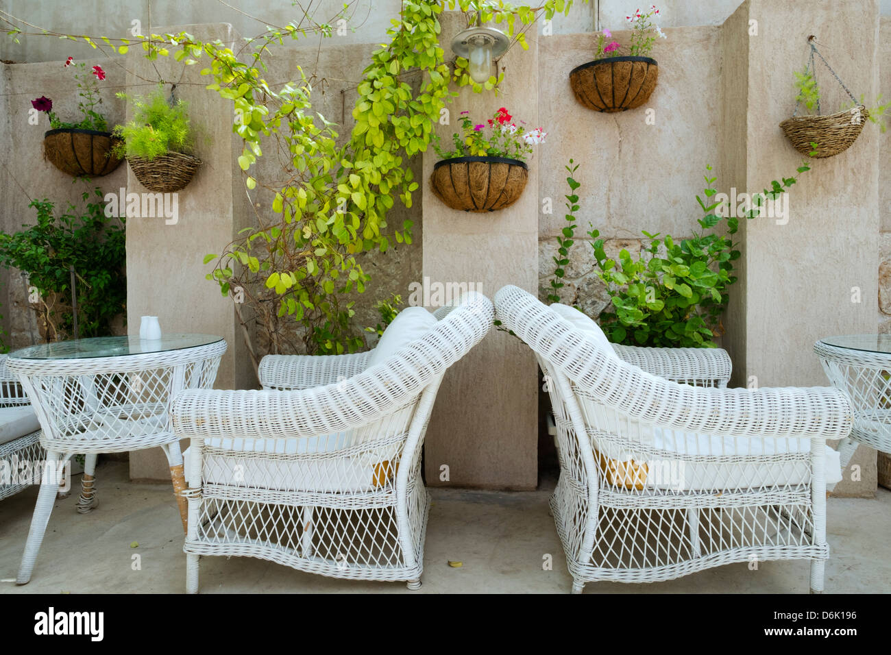 Cortile esterno cafe dettaglio nella storica Bastakiya al vecchio quartiere di Bur Dubai Emirati Arabi Uniti Foto Stock