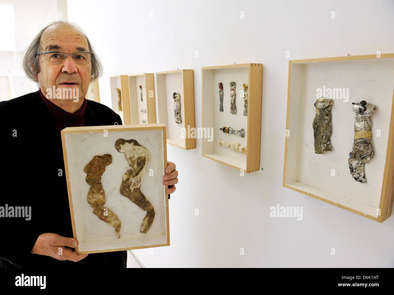 Der Künstler Jürgen Brodwolf hält am Samstag (14.01.2012) museo im 'Villa Haiss' in Zell am Harmersbach (Ortenaukreis) einen 'Tubenkasten' vor 'Tubenkästen' der 60er Jahre. Das Kunstmuseum Villa Haiss in Zell am Harmersbach (Ortenaukreis) widmet sich in einer Sonderausstellung Objektkünstler dem Jürgen Brodwolf. Gezeigt wird das Lebenswerk des Künstlers unter dem Titel "Jürgen Bro Foto Stock