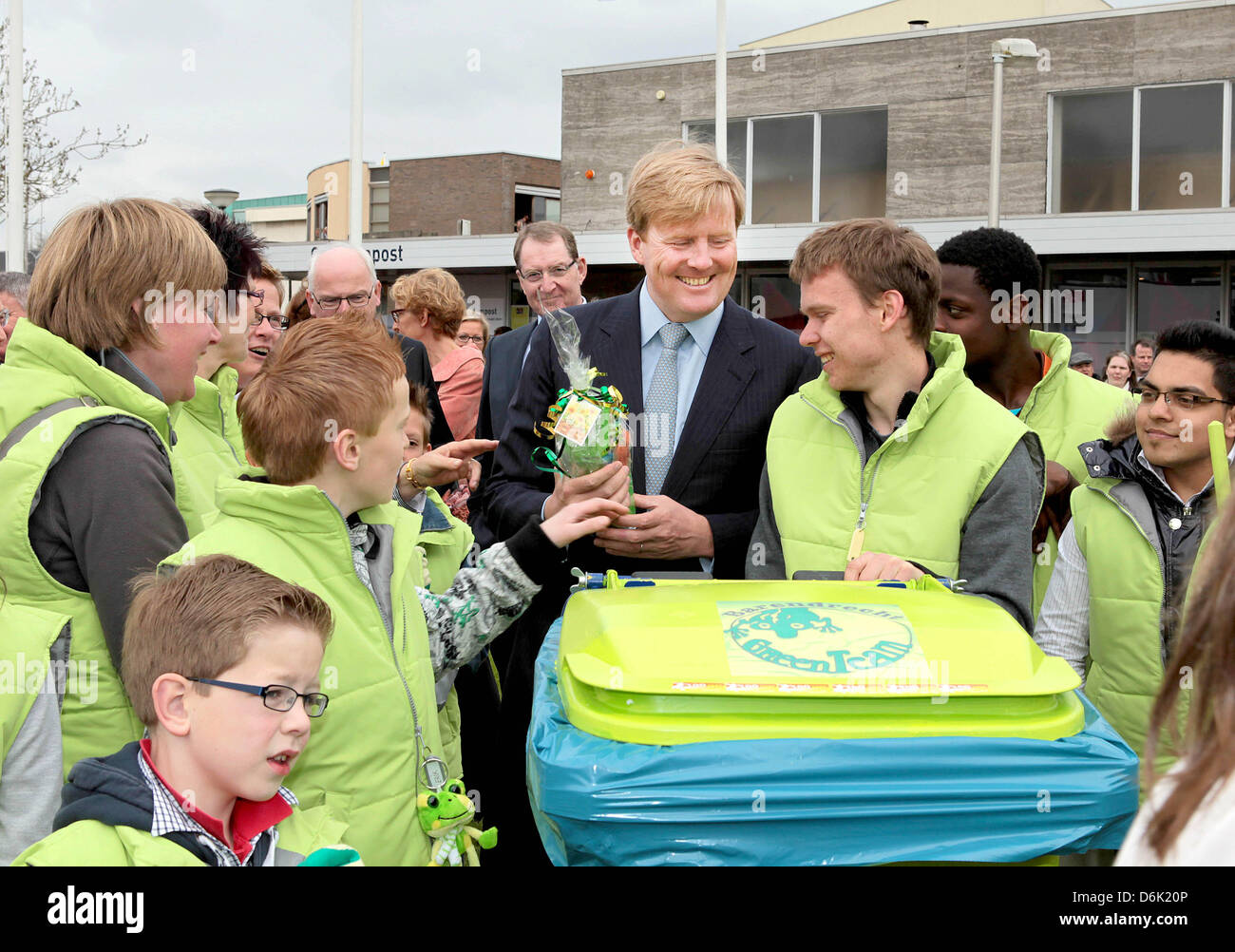 Dutch principe Willem-Alexander (C) incontra il Team Verde che pulisce la città durante la sua visita a Barendrecht, Paesi Bassi, 29 marzo 2012. Dopo l arrivo ha parlato con il sindaco e ha visitato la Centrumpost e Chiesa riformata nella città che festeggia il suo cinquecentesimo anniversario quest'anno. Foto: Albert Nieboer / Paesi Bassi fuori Foto Stock