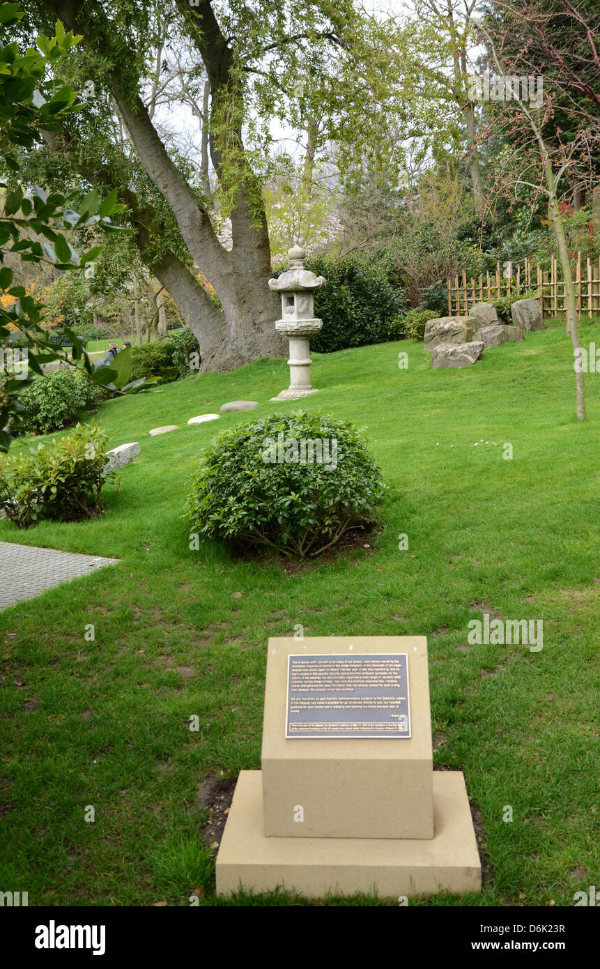 Il protocollo di Kyoto in giardino nella zona londinese di Holland Park. Foto Stock