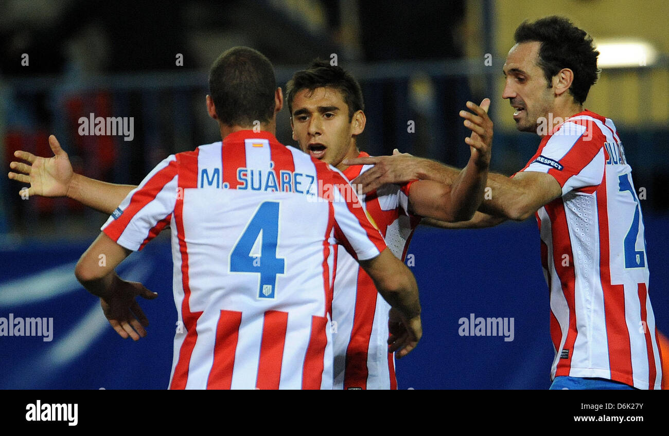 Atletico Madrid's Mario Suarez (L-R), Eduardo Salvio Juanfran e celebrare il 2-1 durig la UEFA Europa League quarti di finale prima gamba partita di calcio tra Atletico Madrid e Hannover 96 a: Stadio Vicente Calderon di Madrid in Spagna, il 29 marzo 2012. Foto: Peter Steffen dpa/L  +++(c) dpa - Bildfunk+++ Foto Stock