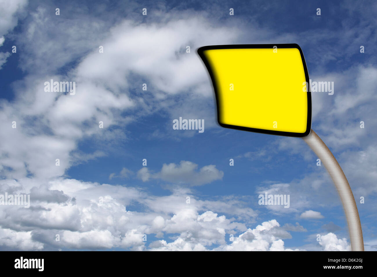 Distorsione segno di traffico sul cielo blu con nuvole Foto Stock