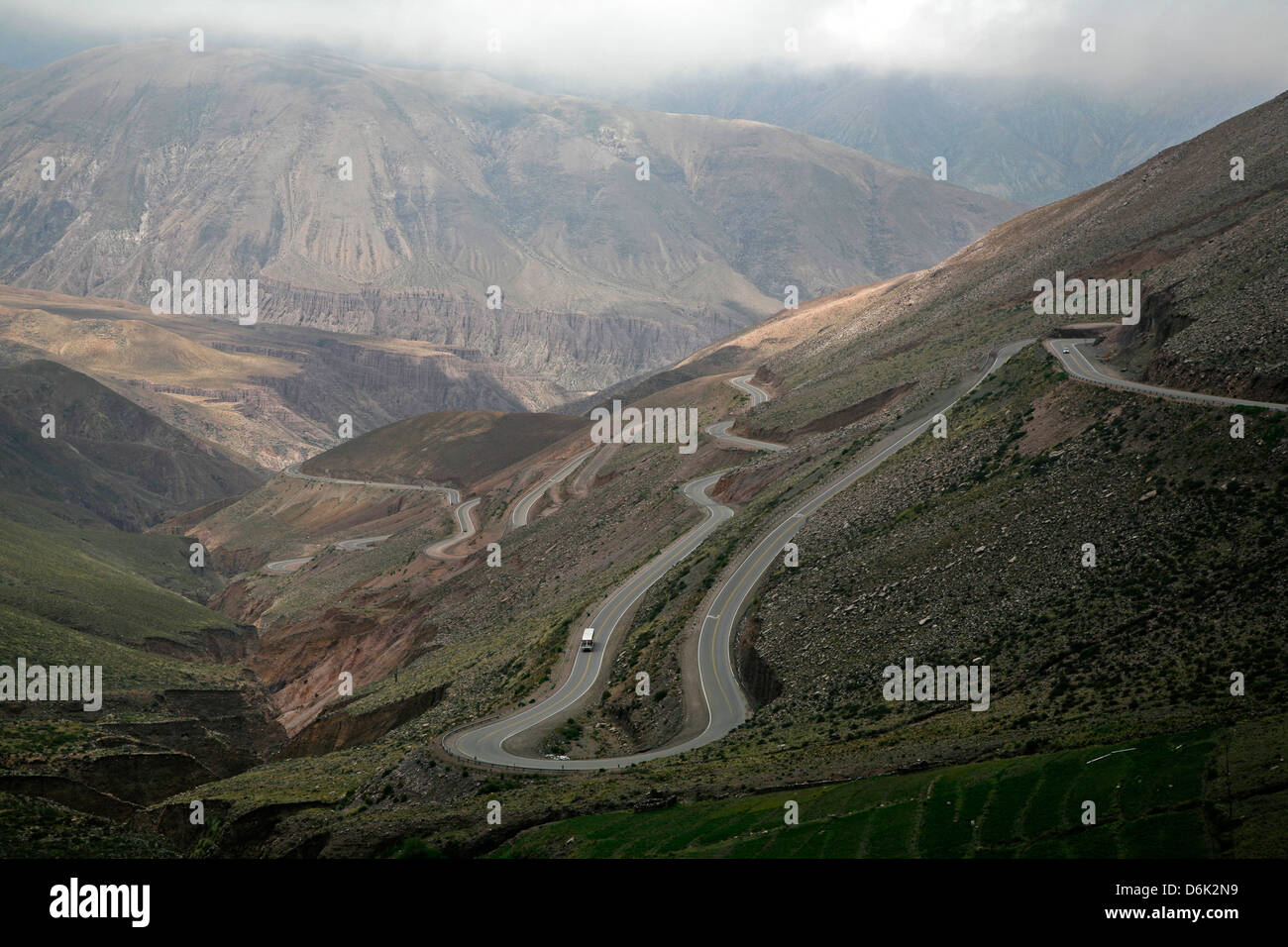 Vista dalla strada tra Purmamarca e Salinas Grandes, provincia di Jujuy, Argentina, Sud America Foto Stock