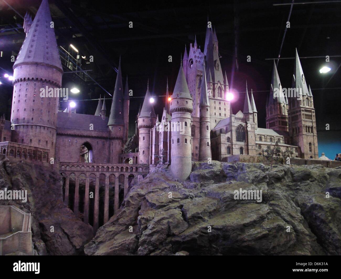 Una visualizzazione di un modello di Hogwarts castello della serie di Harry Potter all'interno della Warner Bros film studios di Londra, Gran Bretagna, 30 marzo 2012. Tutte le otto sequeals del Harry Potter serie di film sono stati girati in studio, che è ora di aprire le sue porte ai visitatori per svelare i segreti di Harry Potter la magia del mondo e il mondo della produzione cinematografica, a partire da sabato, 31 marzo 2012. Foto Foto Stock