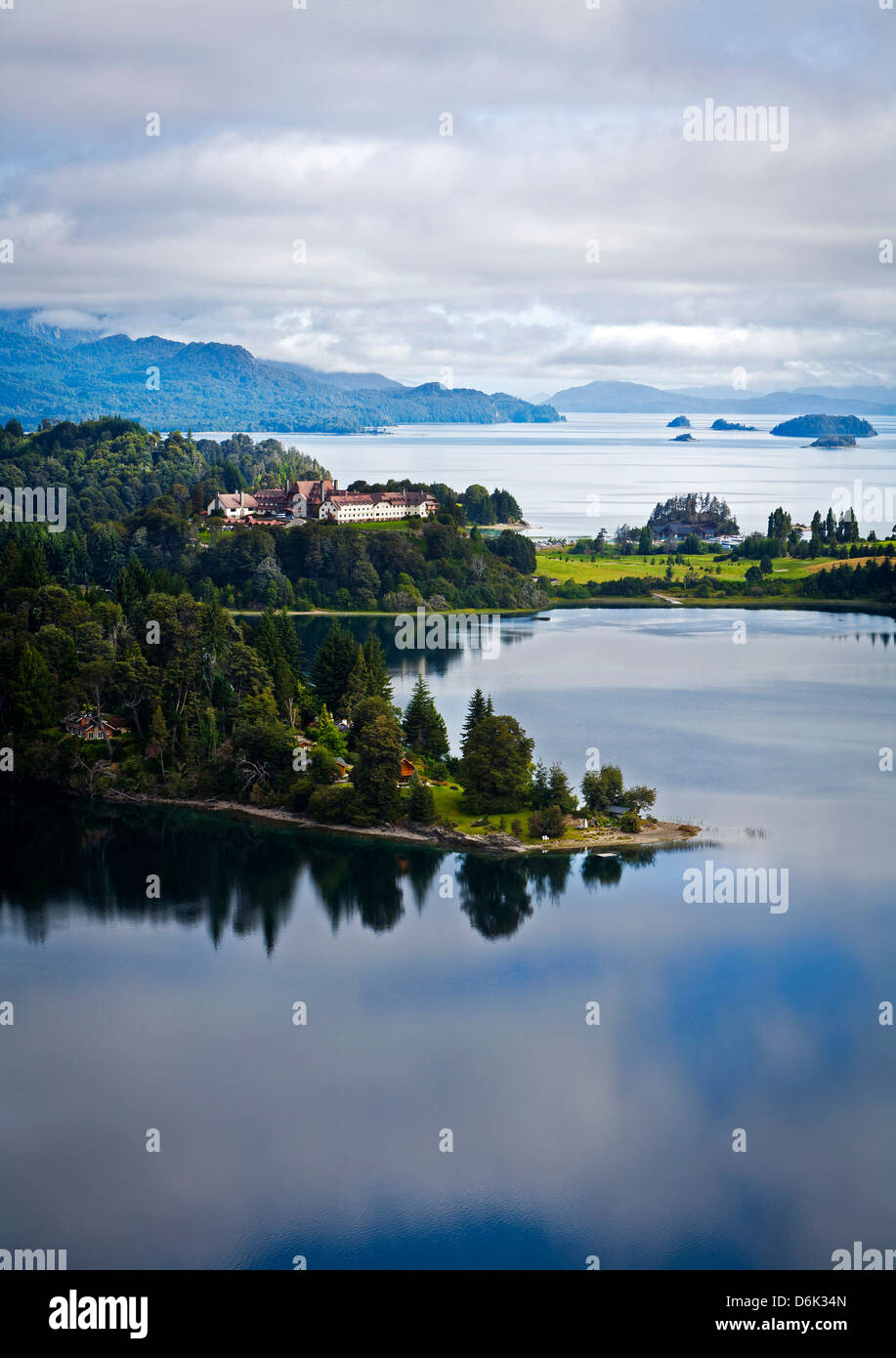 Vista su Nahuel Huapi lago e Llao Llao hotel vicino a Bariloche, Lake District, Patagonia, Argentina, Sud America Foto Stock