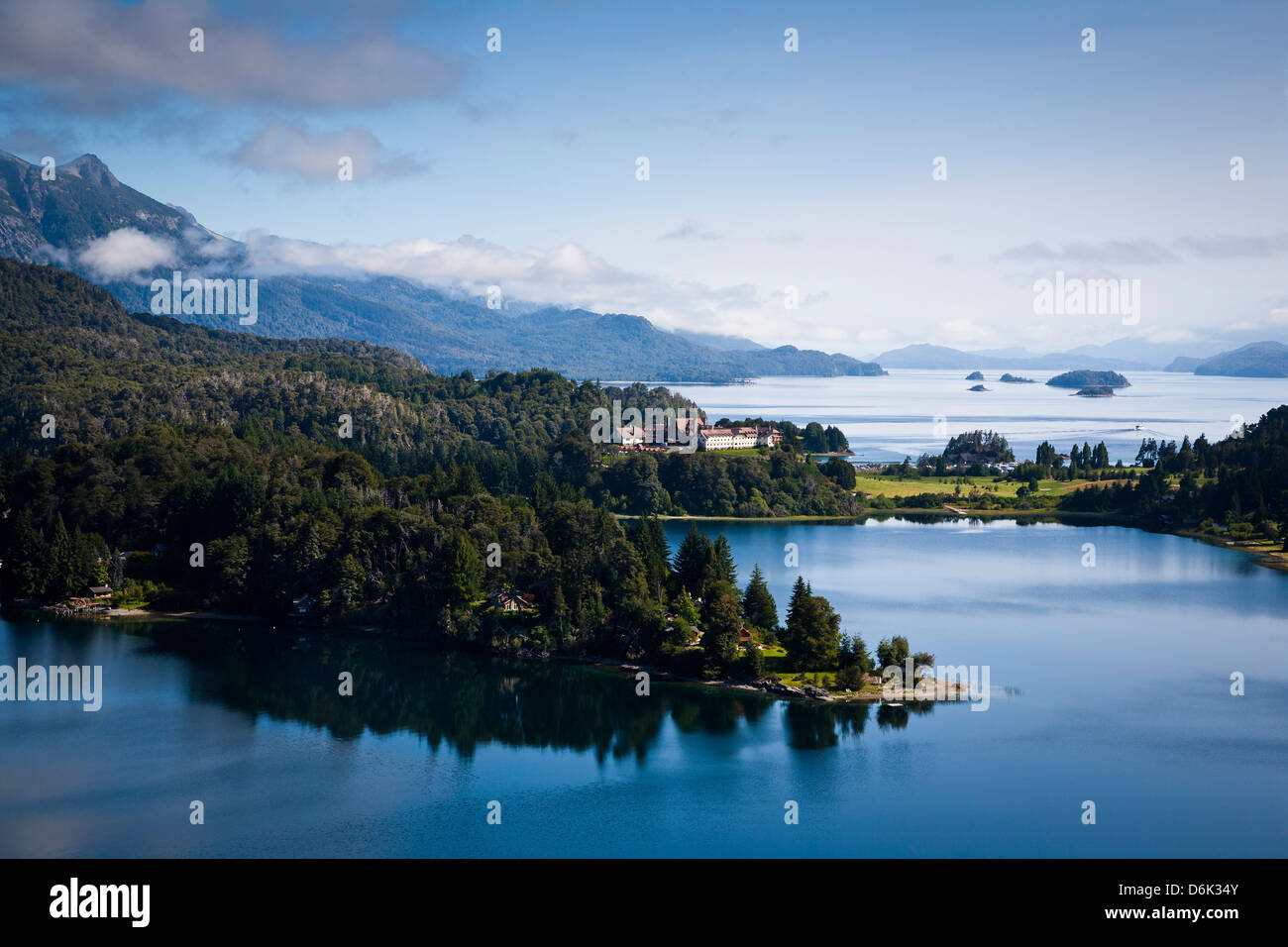Vista su Nahuel Huapi lago e Llao Llao hotel vicino a Bariloche, Lake District, Patagonia, Argentina, Sud America Foto Stock