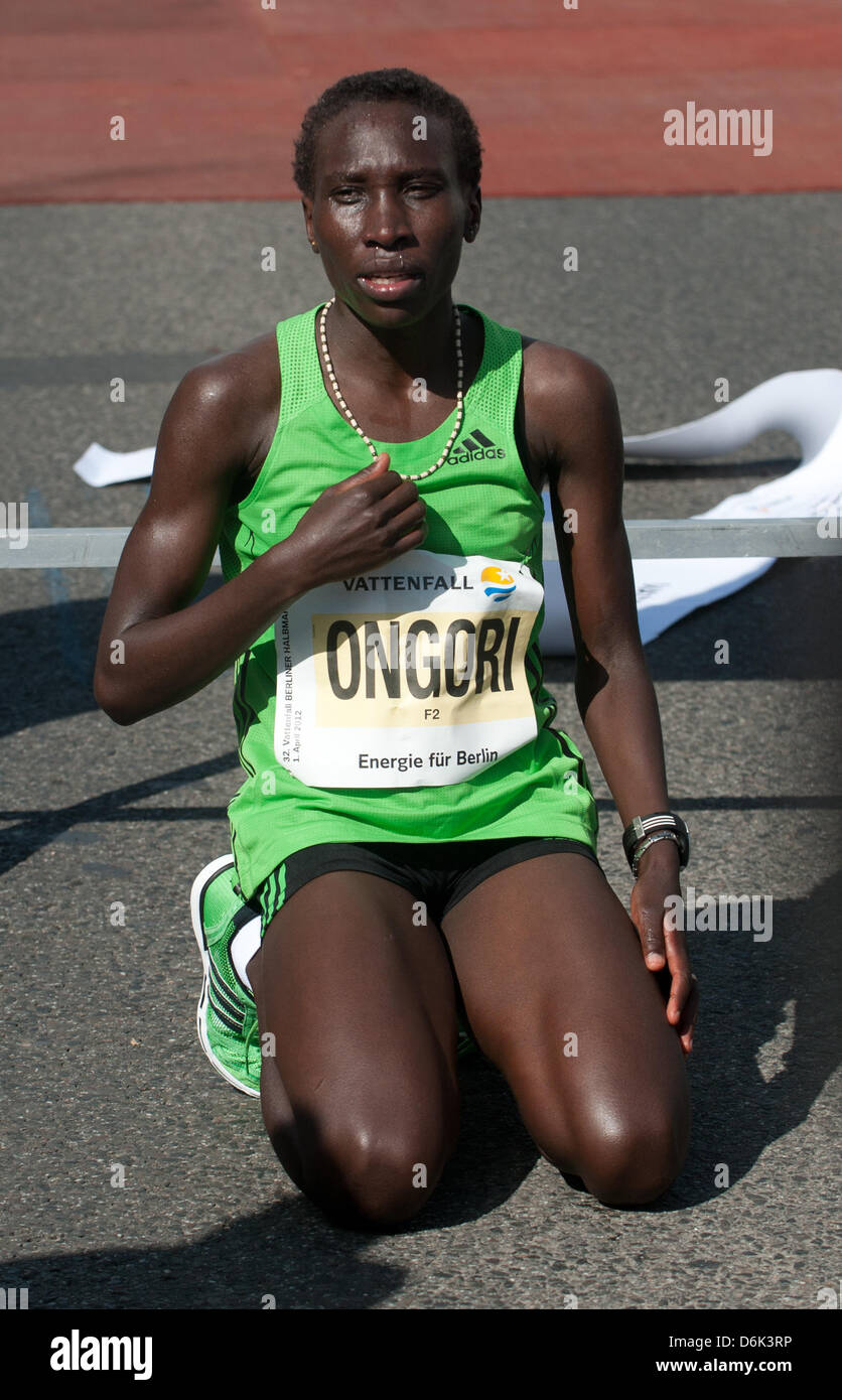 Del Kenya Ongori Files è la donna più veloce al 32th Vattenfall BERLIN mezza maratona di Berlino, Germania, 01 aprile 2012. Più di 30.000 atleti hanno preso parte al 21.0975 km lunga corsa. Foto: JOERG CARSTENSEN Foto Stock