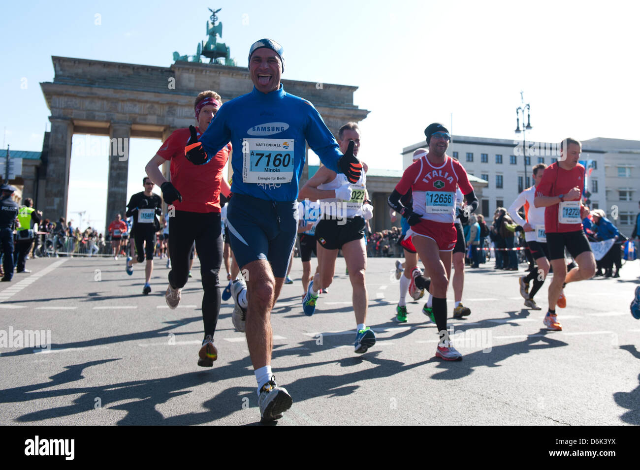 Più di 30.000 corridori prendere parte alla 32th Vattenfall BERLIN mezza maratona di Berlino, Germania, 01 aprile 2012. Che è un nuovo numero record di partecipanti per la 21.0975 km lunga corsa. Foto: SEBASTIAN KAHNERT Foto Stock