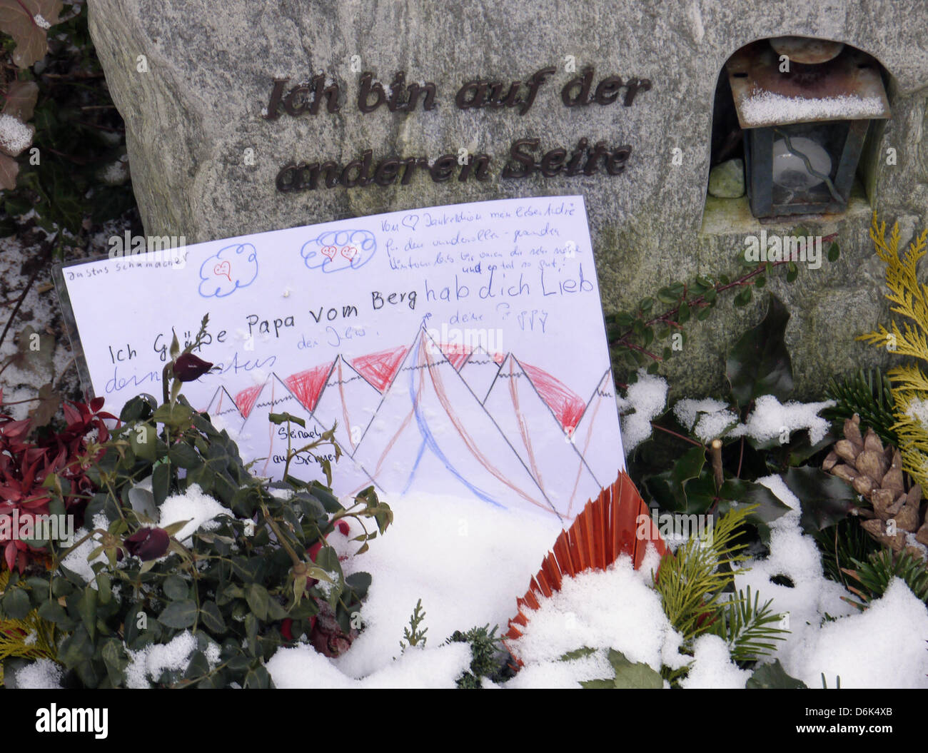 Un bambini lettera al suo padre morto è collocato in corrispondenza della lastra tombale dove il padre è sepolto a Berlino, Germania, 13 febbraio 2012. La lettera si legge "Saluti a papà dalla montagna. Ti amo', l'oggetto contrassegnato per la rimozione definitiva legge 'Io sono sull'altro lato". Foto: Soeren Stache Foto Stock