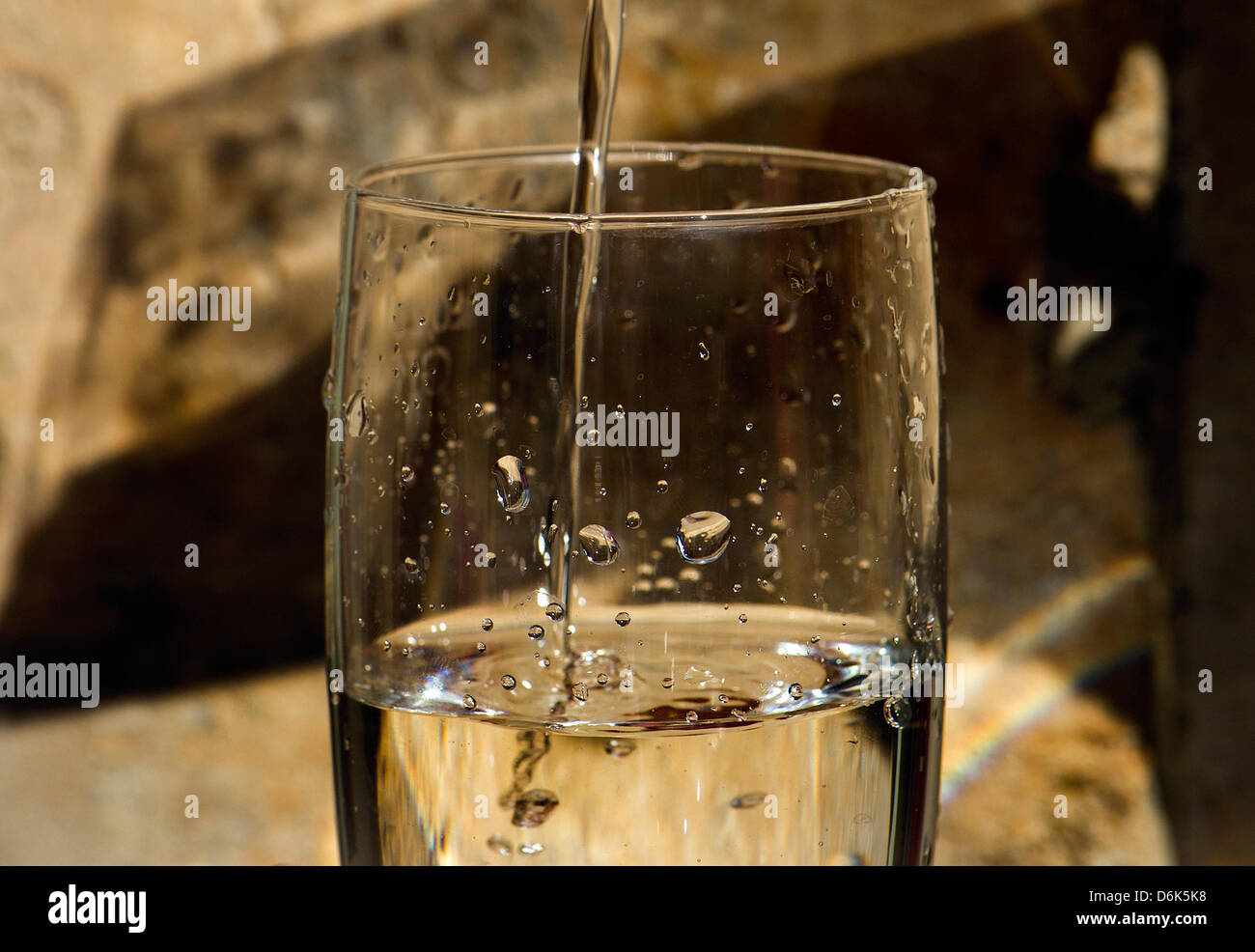 Un bicchiere di acqua chiara catturato a Dresda, Germania, 20 marzo 2012. Giornata mondiale dell'acqua, si tiene ogni anno il 22 marzo, è un outcoume della conferenza delle Nazioni Unite su ambiente e sviluppo (UNCED) svoltasi nel 1993 a Rio de Janeiro in Brasile. Foto: Arno Burgi Foto Stock