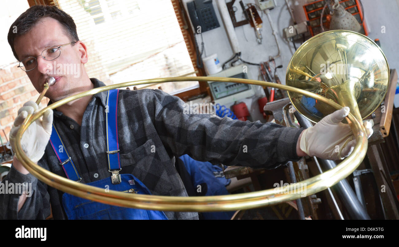 Maestro artigiano per ottone Dobberstein cristiana presenta una replica di  uno dei più grandi del mondo di corno da caccia nel suo laboratorio di  Francoforte sull'Oder, Germania, 27 marzo 2012. Questo tipo