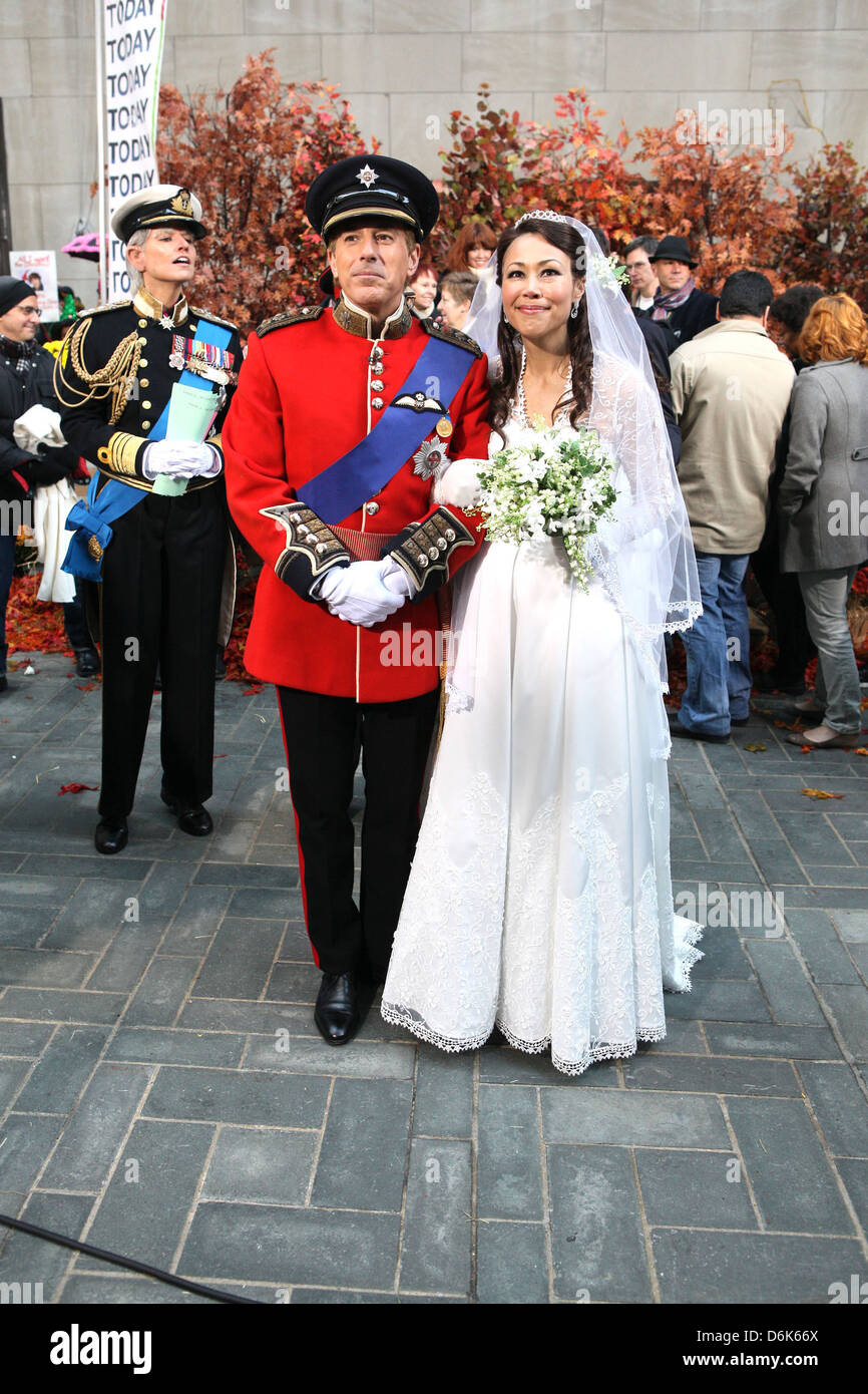 Matt Lauer e Ann Curry vestire come il principe William e Catherine, duchessa di Cambridge aka Kate Middleton per Halloween Foto Stock