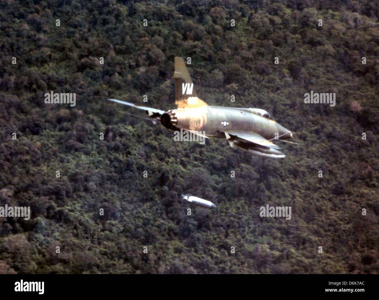 Un US Air Force North American F-100D Super Sabre aerei da combattimento del 352 Tactical Fighter Squadron scende un napalm bomb 1967 vicino a Bien Hoa in Vietnam del Sud. Foto Stock