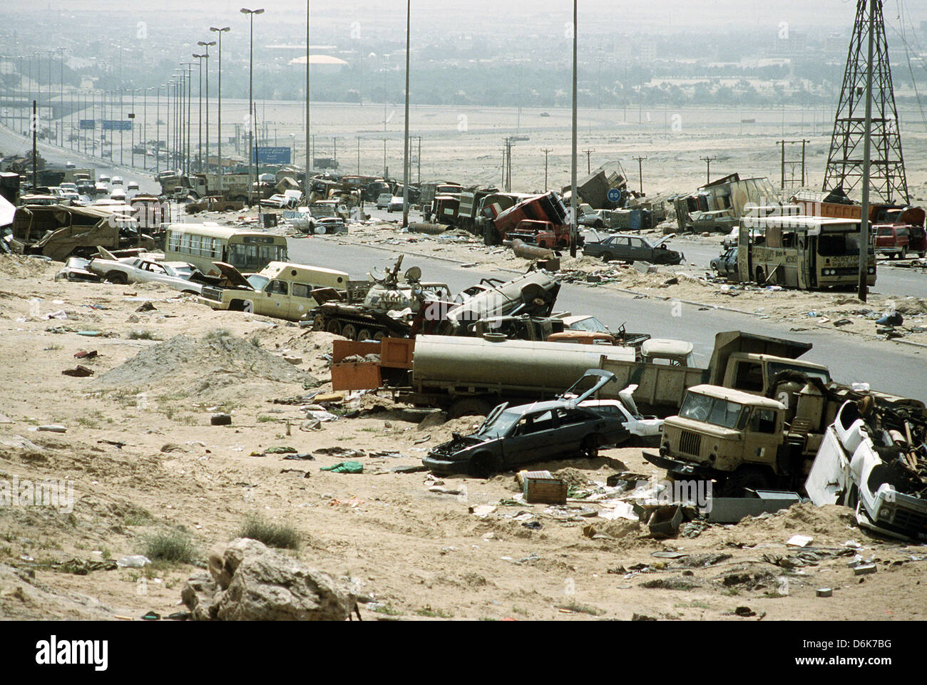 Esercito iracheno veicoli blindati distrutti mentre la linea di ritirata l'autostrada 80 durante la guerra del Golfo Aprile 8, 1991 in Mutla Ridge, Kuwait. L'autostrada noto come l'autostrada di morte dopo americano e canadese aereo distrutto più di 1.400 veicoli. Foto Stock