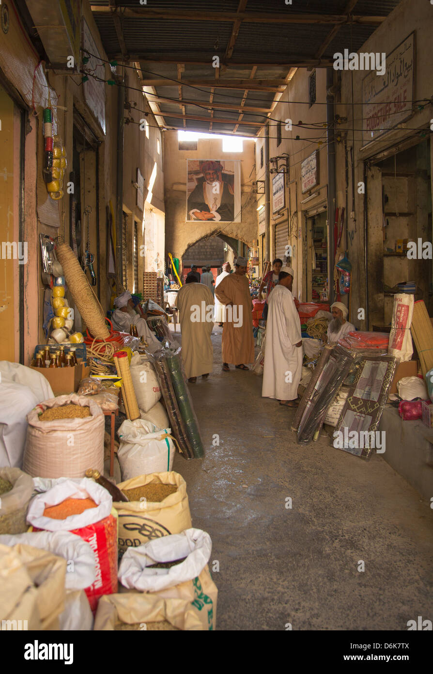 Gli uomini arabi nel Souk, Nizwa, Oman, Medio Oriente Foto Stock